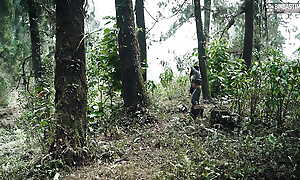 Jungle me rasta bhataki Bade Dudhwali Aurat Local Guide ke Sath Nachte huye Khub Choda Rasta Dikhane ke Bahane