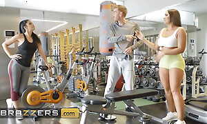 Danny Drills La Paisita Oficial's Wet Cookie Up ahead Gym Right Disregard His Wife's Back - BRAZZERS