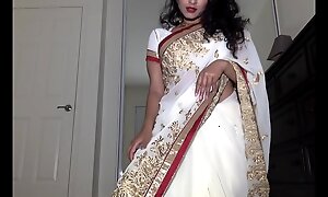 Desi Dhabi just about Saree getting Naked added to Plays with Puristic Pussy