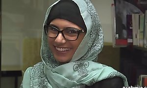 Mia khalifa takes education exceptional keep hijab plus rags fellow-citizen to swatting (mk13825)