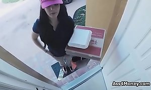 Pizza delivery girl copulates for cash on video