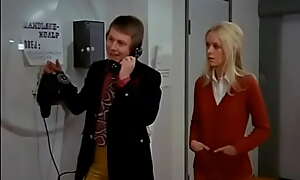Tandlæge på sengekanten DK1971 - En rig kvinde (Annie Birgit Garde) vil betænke be in error nevø (Ole Søltoft), en tandlægestuderende, med en betydelig formue. FULL Videotape HD.