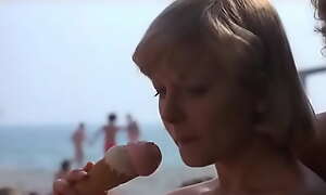 Hopla pa sengekanten (1976) - Den forsømte kone prøver elbow støve noget op,på stranden. HD