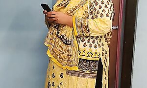 35 Year Old (Ayesha Bhabhi) bakaya paisa lene aye the, paise ke badle padose se kiya Choda Chudi, Hindi Audio - Pakistan